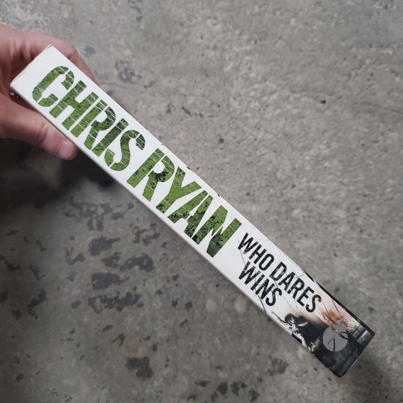 SIGNED Who Dares Wins by Chris Ryan (paperback book) - Picture 4 of 8